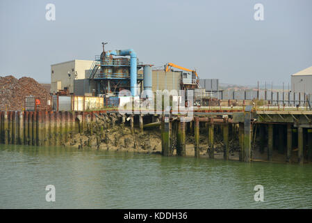 Industrielle Gebäude auf einem Dock/Kai. Newhaven, East Sussex, Großbritannien Stockfoto