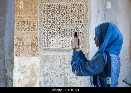 Alhambra Granada Innenraum Szene, muslimische Frau, die in Der letzte arabische Architektur Gebäude in Europa. Spanien Ziel. Stockfoto