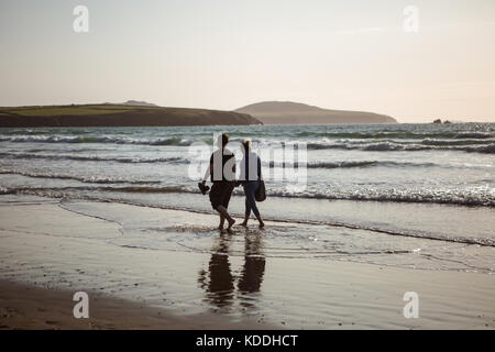 Romantisches Paar entlang Strand Stockfoto