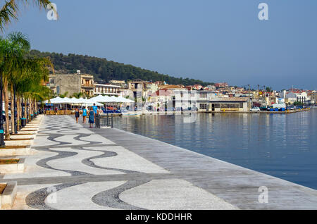 Argostoli Griechenland Strandpromenade und Hafen, gesäumt von Palmen, Kefalonia, Kefalonia, Ionische Inseln, Griechenland. Stockfoto