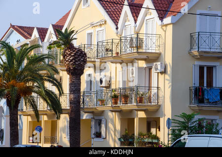 Zwei-stöckigen Wohngebäuden im Sommer touristische Stadt Argostoli, Kefalonia, Kefalonia, Ionische Inseln, Griechenland Stockfoto