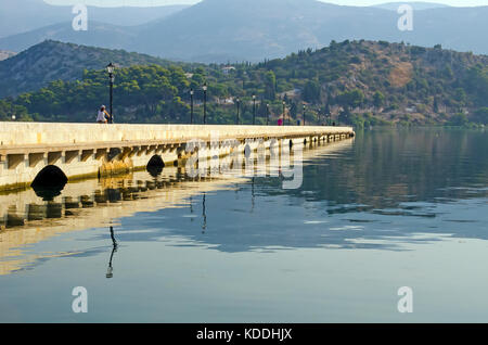 Argostoli Griechenland historische De Bosset (drapano) Fußgängerbrücke ist einer der längsten Europas Steinbrücken, Kefalonia, Kefalonia, Ionische Inseln, Gree Stockfoto