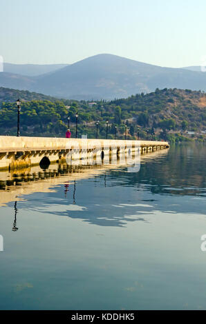 Argostoli Griechenland historische De Bosset (drapano) Fußgängerbrücke ist einer der längsten Europas Steinbrücken, Kefalonia, Kefalonia, Ionische Inseln, Gree Stockfoto