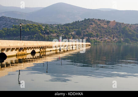 Argostoli Griechenland historische De Bosset (drapano) Fußgängerbrücke ist einer der längsten Europas Steinbrücken, Kefalonia, Kefalonia, Ionische Inseln, Gree Stockfoto