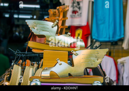 Argostoli Griechenland Lithostroto Fußgängerzone geflügelten Sandalen von Griechischen Gott Hermes, Kefalonia, Kefalonia, Ionische Inseln, Griechenland. Stockfoto