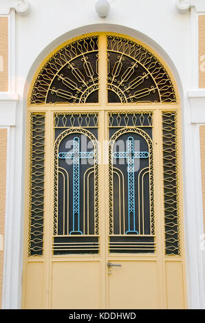 Kirche des Heiligen Spyridon Tür mit zwei blaue Kreuze, Argostoli, Kefalonia, Kefalonia, Ionische Inseln, Griechenland. Stockfoto