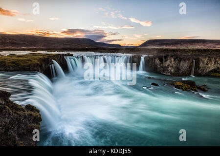 Godafoss Wasserfall bei Sonnenuntergang in der Nähe von bardardalur in Island Stockfoto