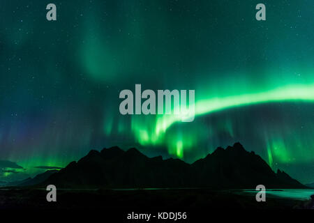 Vestrahorn Stokksnes und mit der Nordlichter (Aurora Borealis) in der Nähe von Höfn, Island Stockfoto