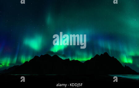 Nordlichter (Aurora Borealis) über Vestrahorn, Stokksnes in der Nähe von Höfn, Island Stockfoto