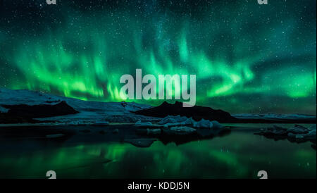 Nordlichter (Aurora Borealis) über Fjallsarlon Gletscher und die Lagune in Island Stockfoto