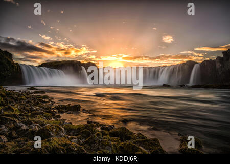 Godafoss Wasserfall mit Sonne hinter, Island Stockfoto