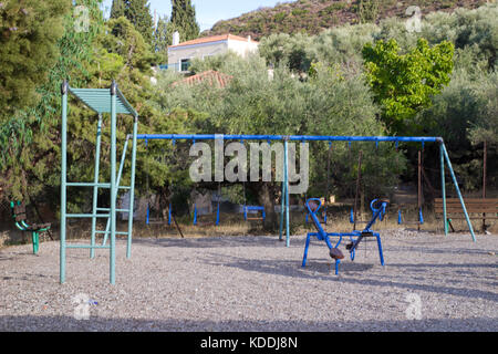 Alten, verlassenen Kinderspielplatz auf ein Dorf Stockfoto