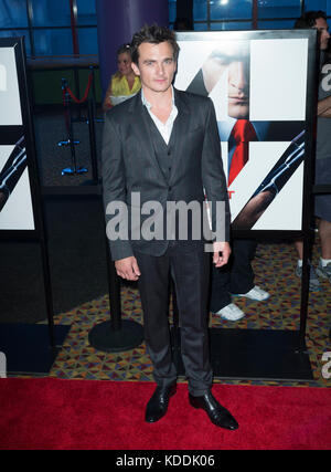 New York, NY - 13. August 2015: Rupert Friend besucht Hitman: Agent 47 New York Premiere im AMC Empire 25 Theater Stockfoto