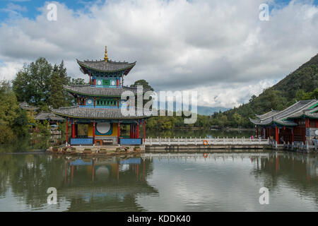 Jade Kaiser Pavillon, Pool des Schwarzen Drachens, Park, Lijiang, Yunnan, China Stockfoto