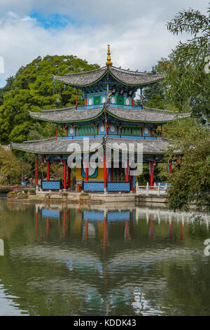 Jade Kaiser Pavillon, Pool des Schwarzen Drachens, Park, Lijiang, Yunnan, China Stockfoto