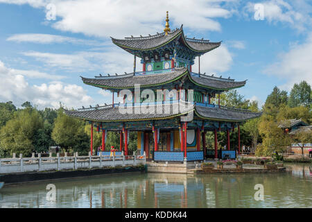 Jade Kaiser Pavillon, Pool des Schwarzen Drachens, Park, Lijiang, Yunnan, China Stockfoto