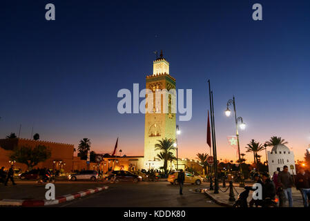 Marrakesch. Marokko - Dezember 20, 2017: Blick auf die Koutoubia Moschee bei Nacht. Es ist die größte Moschee in Marrakesch Stockfoto