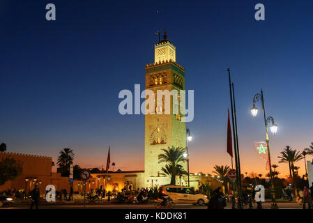 Marrakesch. Marokko - Dezember 20, 2017: Blick auf die Koutoubia Moschee bei Nacht. Es ist die größte Moschee in Marrakesch Stockfoto