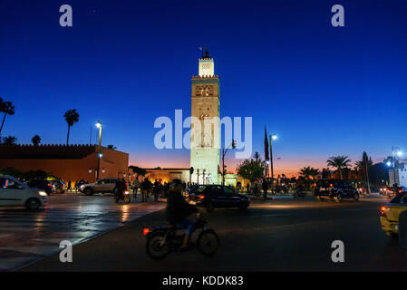 Marrakesch. Marokko - Dezember 20, 2017: Blick auf die Koutoubia Moschee bei Nacht. Es ist die größte Moschee in Marrakesch Stockfoto