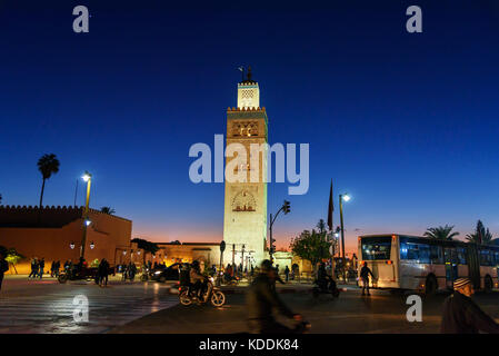 Marrakesch. Marokko - Dezember 20, 2017: Blick auf die Koutoubia Moschee bei Nacht. Es ist die größte Moschee in Marrakesch Stockfoto