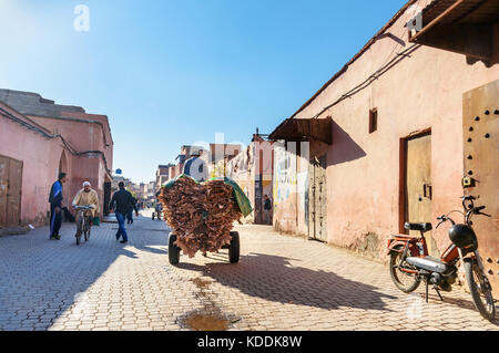 Marrakesch, Marokko - Dezember 28, 2017: Warenkorb mit Leder aus gerberei auf der Straße in Medina in Marrakesch Stockfoto