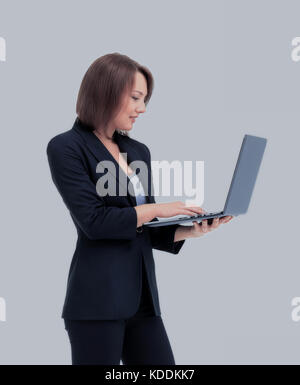 Schöne Geschäftsfrau hält den Laptop. Stockfoto