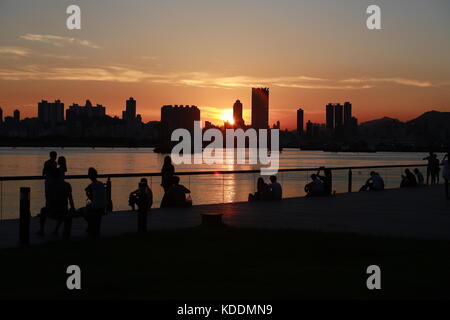 Victoria Harbour und die Skyline der Stadt: zwei Schichten von Silhouette Menschen und die Skyline der Stadt nach Stunde Stockfoto