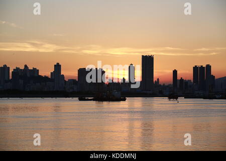 Victoria Harbour und die Skyline der Stadt: zwei Schichten von Silhouette Menschen und die Skyline der Stadt nach Stunde Stockfoto