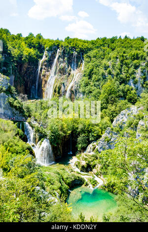 Smal spaziergang Brücke in der Nähe des riesigen Wasserfall im Nationalpark Plitvicer Seen in Kroatien Stockfoto