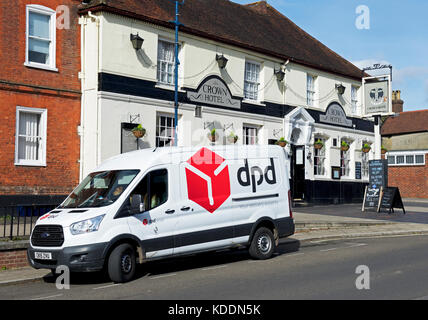 DPD Lieferung van außerhalb des Crown Hotel, Alton, Hampshire, England Großbritannien Stockfoto