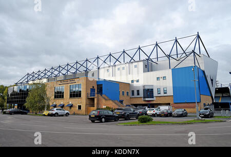 Oxford Oxfordshire UK - Oxford Vereinigte das Kassam Stadium mit einer bronzenen Ochsenbullstatue draußen Stockfoto