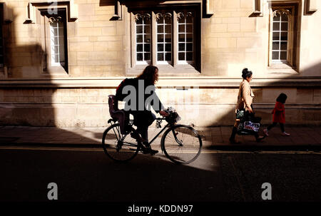 Oxford Oxfordshire UK - Radfahren im Stadtzentrum von Oxford Stockfoto