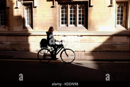 Oxford Oxfordshire uk - Radfahren in Oxford City Centre Stockfoto