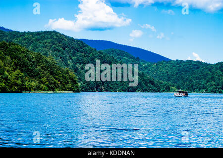 Himmel und Boot Reflexion in der Plitvicer Seen in Kroatien Stockfoto