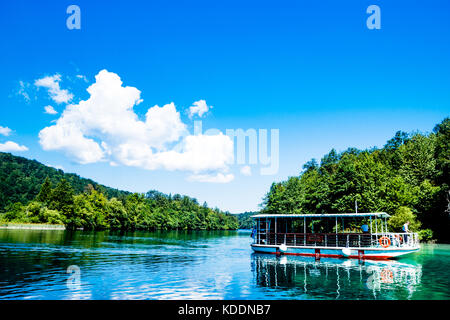 Himmel und Boot Reflexion in der Plitvicer Seen in Kroatien Stockfoto