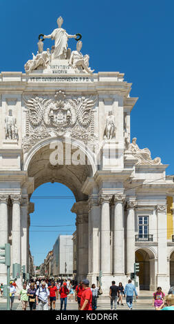 Lissabon, Portugal - 11. August 2017: gebaut, um die Stadt den Wiederaufbau nach dem Erdbeben von 1755, Rua Augusta arch gedenken, ist ein Triumphbogen histo Stockfoto