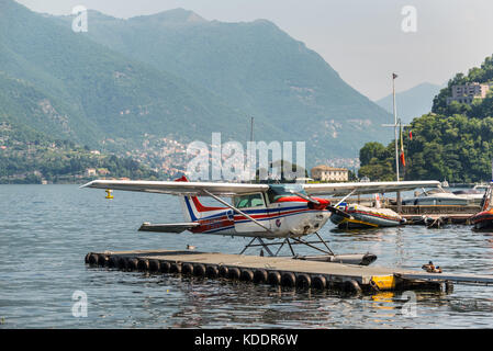 Como, Italien - 27. Mai 2016: ein wasserflugzeug Cessna 172n Skyhawk 100 ii Docking an Wasser Flugplatz von Comer See in Como, Italien. Stockfoto