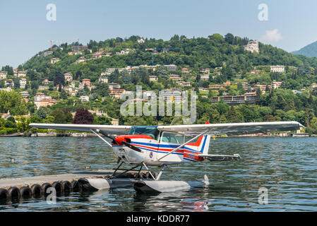 Como, Italien - 27. Mai 2016: ein wasserflugzeug Cessna 172n Skyhawk 100 ii Docking an Wasser Flugplatz von Comer See in Como, Italien. Stockfoto