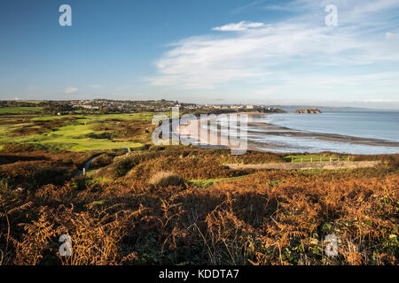 Auf dem Coastpath mit Blick über den Golfplatz und Tenby South Beach nach Tenby Pembrokeshire Wales Stockfoto