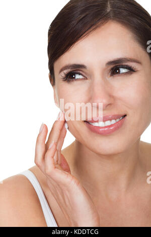 Pretty Young Woman Putting Cream Auf Ihre Haut Stockfoto