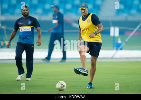 Dubai, Vereinigte Arabische Emirate. Oktober 2017. Sri Lankas Cheftrainer Nic Poths (R) spielt während der Praxis-Saison vor dem ersten ODI-Spiel zwischen Pakistan und Sri Lanka auf dem Dubai International Cricket Ground am 12. Oktober 2017 in Dubai, Vereinigte Arabische Emirate Quelle: Isuru Peiris/Alamy Live News Stockfoto