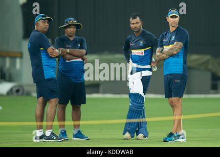 Dubai, Vereinigte Arabische Emirate. Oktober 2017. Sri Lanka Skipper Upul Tharaga ( 2R) ein Gespräch mit Team Manager Asanka Gurudinghe (L) Batting Trainer Hashan Thilacarathne (2L) und Cheftrainer Nic Poths (R) während der Praxis Saison vor dem ersten ODI-Spiel zwischen Pakistan und Sri Lanka auf Dubai International Cricket Ground am 12. Oktober, 2017 in Dubai, Vereinigte Arabische Emirate Credit: Isuru Peiris/Alamy Live News Stockfoto