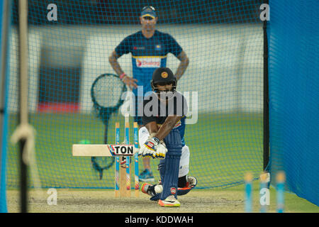 Dubai, Vereinigte Arabische Emirate. Oktober 2017. Sri Lankn Batsman Thisara Perera (L) bei seinem letzten Praxen Saison vor dem ersten ODI-Spiel zwischen Pakistan und Sri Lanka auf Dubai International Cricket Ground am 12. Oktober 2017 in Dubai, Vereinigte Arabische Emirate Quelle: Isuru Peiris/Alamy Live News Stockfoto