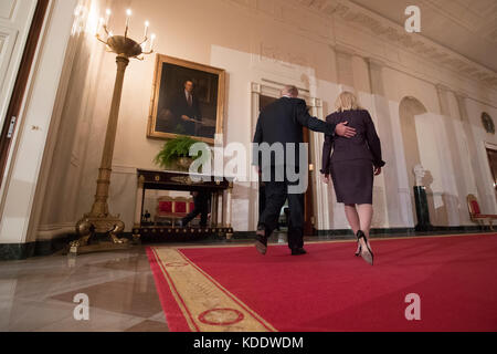 Washington, DC, USA. Okt. 2017. US-Präsident Donald J. Trump (L) spaziert mit Kirstjen Nielsen (R) in der Kreuzhalle vom East Room aus, nachdem er sie als seine Kandidatin für das Amt des Secretary of Homeland Security im Weißen Haus in Washington, DC, USA, am 12. Oktober 2017 angekündigt hatte. Kredit: MediaPunch Inc/Alamy Live News Stockfoto