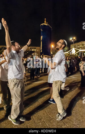 Tel Aviv, Israel. 12. Oktober 2017. der Orthodoxen und säkularen Juden Simchat Tora - Der jüdische Feiertag, feiert und markiert den Abschluss der jährlichen Zyklus der Lesung der Tora - Altes Testament feiern, und der Beginn eines neuen Zyklus. Quelle: Michael Jacobs/Alamy leben Nachrichten Stockfoto