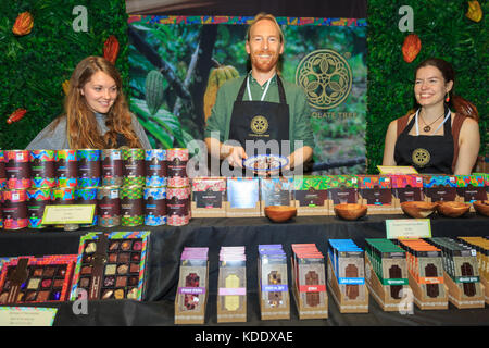 London, UK, 12. Okt 2017. Das Team von Schokolade Baum mit ihren schmackhaften Produkten. Öffnung Nacht der Schokolade in der Show 2017 in Kensington Olympia Exhibition Centre entfernt. Die Show ist ein Fest für alle Dinge, die Schokolade und läuft vom 13. bis 15. Oktober, offen für Handel und Öffentliche. In diesem Jahr, es verfügt über Berühmtheit Bühnen, der Choco L'ART Galerie mit Meisterwerken der Kunst aus Schokolade, ein fast 2 Meter hohen Schokolade Wand- und viele andere spannende Exponate. Credit: Imageplotter Nachrichten und Sport/Alamy leben Nachrichten Stockfoto