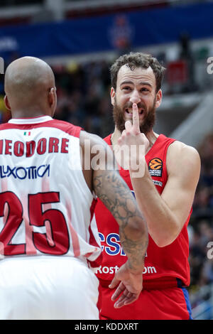 Moskau, Russland. Oktober 2017. Sergio Rodriguez (R) von CSKA Moscow reagiert während des Euroleague Basketballspiels zwischen CSKA Moscow und AX Armani Exchange Olimpia Milan am 12. Oktober 2017 in Moskau. CSKA Moscow gewann 93:84. Quelle: Wu Zhuang/Xinhua/Alamy Live News Stockfoto