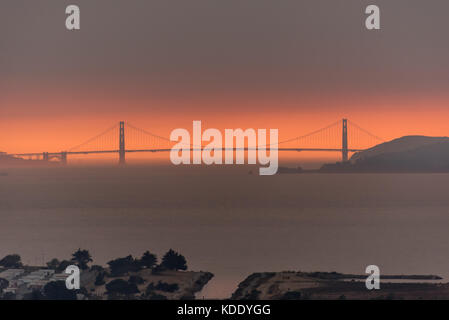 San Francisco, USA. 12 Okt, 2017. Blick nach Westen über die Bucht von San Francisco am Golden Gate Bridge in einem orangefarbenen Dunst von Wildfire Rauch in der Nähe von Sunset, südlich des Sonoma und Napa Waldbrände. Luftqualität an diesem Tag war so schlecht in San Francisco, in Peking, China bewertet. 12. Oktober, 2017. Credit: Shelly Rivoli/Alamy leben Nachrichten Stockfoto