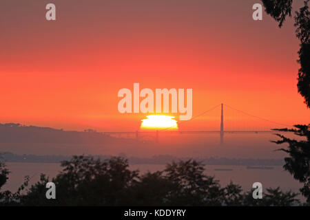 San Francisco, Kalifornien, USA. 12 Okt, 2017. Helles orange Sonnenuntergang hinter der Golden Gate Bridge in San Francisco, Kalifornien, als die Luft und Atmosphäre sind mit Rauch aus dem nördlichen Kalifornien gefüllt Brände Credit: Caryn Becker/Alamy leben Nachrichten Stockfoto