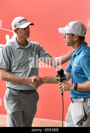 Kuala Lumpur, Malaysia. 13 Okt, 2017. Keegan Bradley der USA hat ein Interview mit dem Drücken Sie während der zweiten Runde der CIMB Classic Golf Turnier 2017 am 13. Oktober 2017 An TPC Kuala Lumpur, Malaysia. Quelle: Chris Jung/ZUMA Draht/Alamy leben Nachrichten Stockfoto